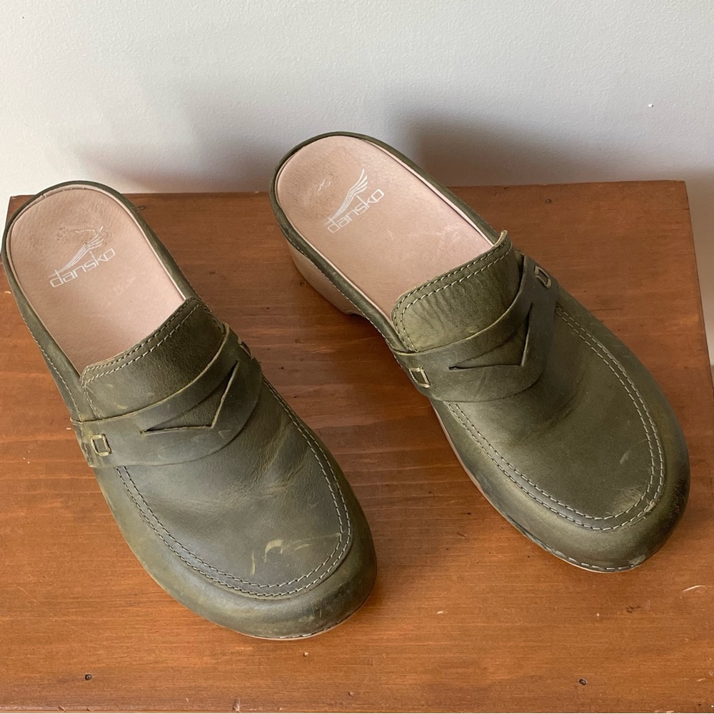 Dansko  Women's Olive Bel Mule Green Oiled
Leather Clog - EU 39/ US 8.5.
